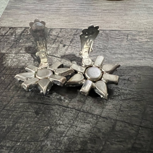 Vintage Elegant Blue Flower Clip On Earrings - Picture 2 of 2